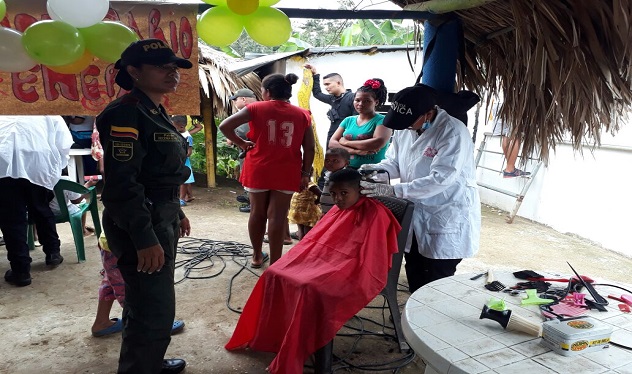 Participaron más de 300 personas a las que se le ofrecieron servicios de salud oral, peluquería y charlas de prevención