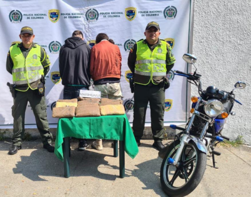 Personas capturadas-policías custodiando