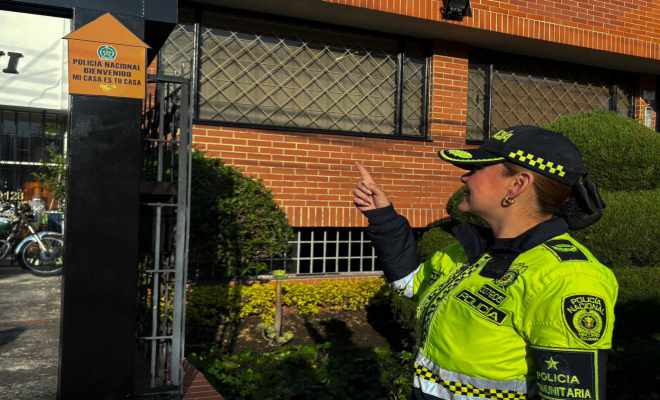 Jefe de policía comunitaria reunida con la comunidad de Usaquén