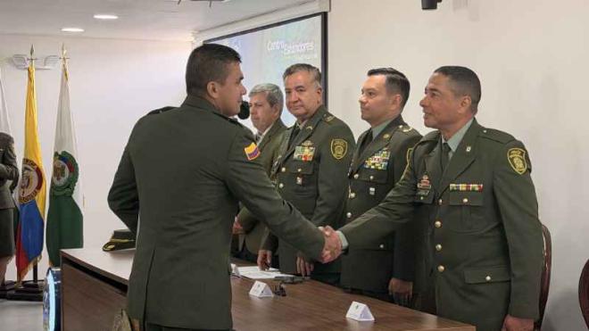 funcionario recibiendo el diploma de validador 