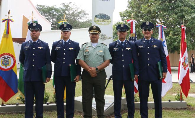 4 funcionarios de la SENAN Panama culminaron estudios como técnicos aeronáuticos de la Escuela de Aviación Policial