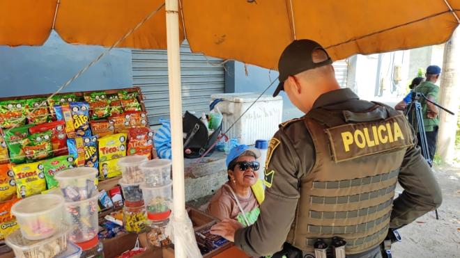 Gesto de solidaridad por parte del  Patrullero de la Policía Nacional, Ricardo Guzmán Cárdenas