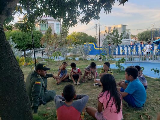 Gestor de preveción reunidos con niños y niñas en Magangué