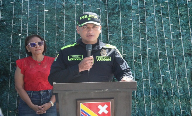 Comandante brindando comunicación sobre Nuevo automotor potenciará las capacidades operativas en el departamento