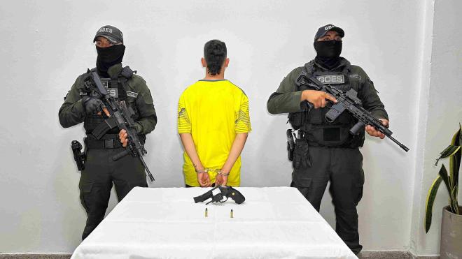 La Policía Metropolitana de Bucaramanga capturó a tres personas con arma de fuego y más de 20 mil dosis de estupefacientes en villas de Girardot