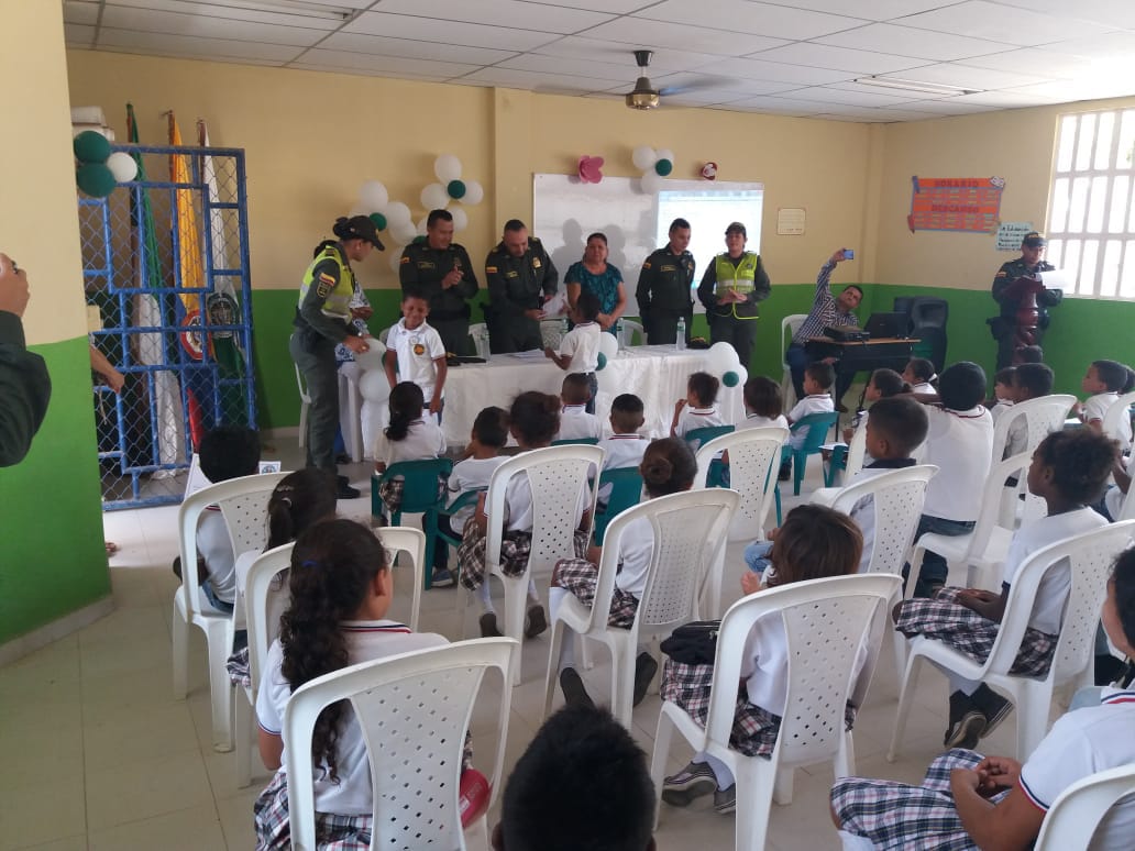 "Gracias Policía por enseñarnos a no caer en el mundo de las drogas" 
