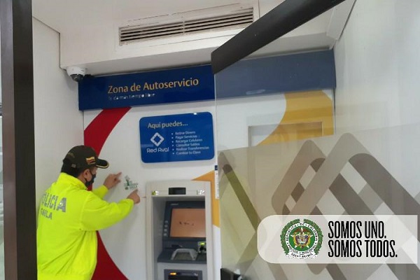 grupo-de-prevención-del-gaula-policia-instala-stickers-en-cajeros-automaticos