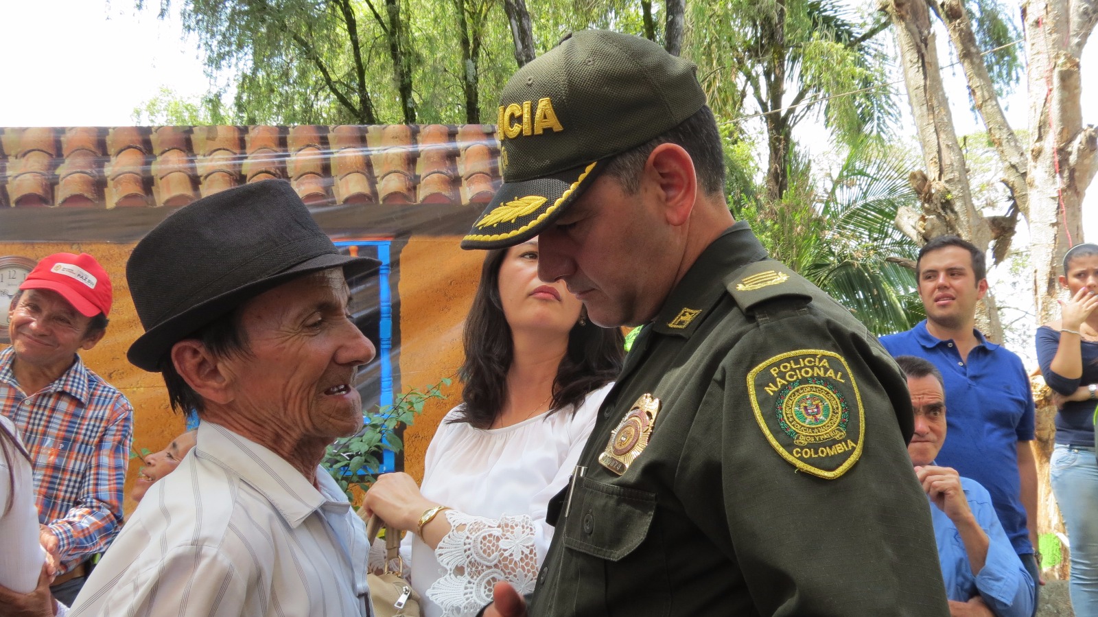 Gustavo Franco con campesinos de El Palmar Policía- Santander