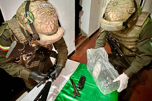 Elementos incautados-policías custodiando