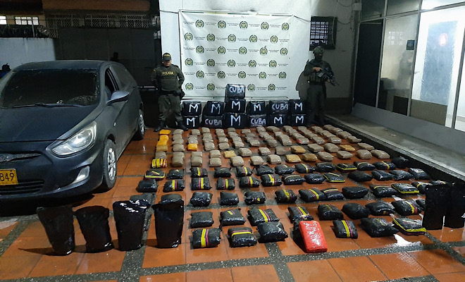 Elementos incautados-policías custodiando