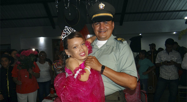 La Policía Nacional-hace realidad sueños-de-niña con síndrome de morquio