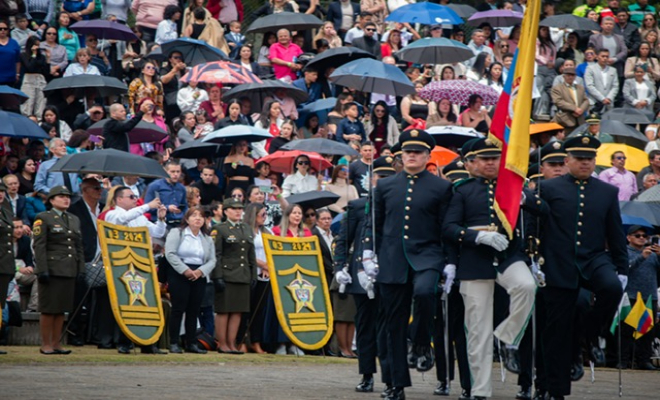 Honores a la bandera en ceremonia de ascenso en la capital del país