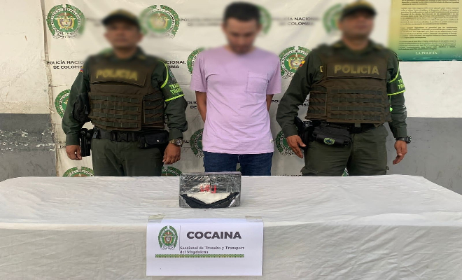 Persona capturada-policías custodiando