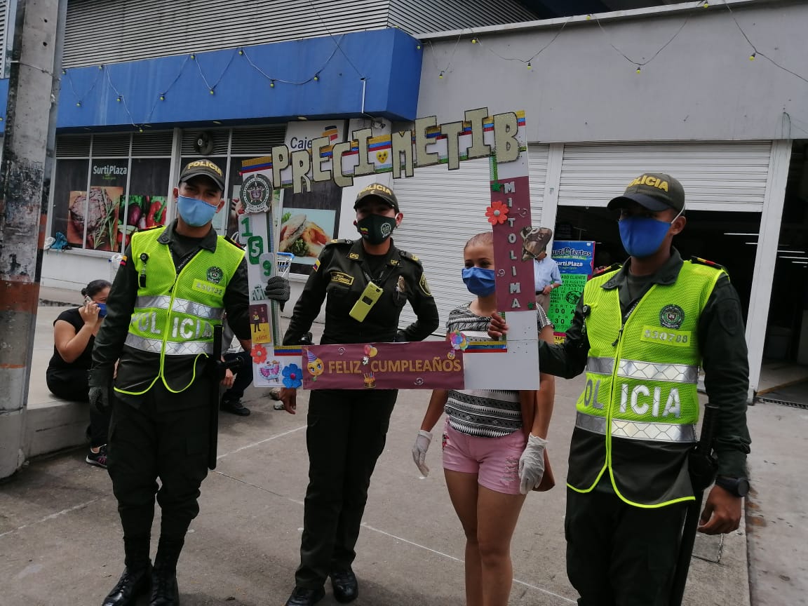 Entonamos las notas musicales del Bunde Tolimense y entregamos banderas