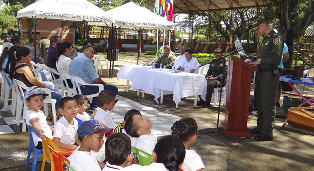 Con un mural-la Policía Nacional-y-la comunidad-rinde un homenaje-a nuestros héroes