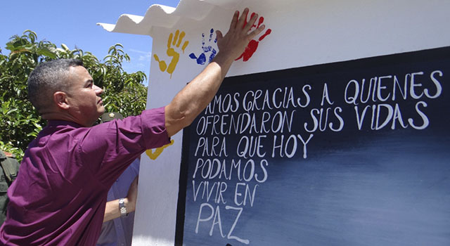 Con un mural-la Policía Nacional-y-la comunidad-rinde un homenaje-a nuestros héroes