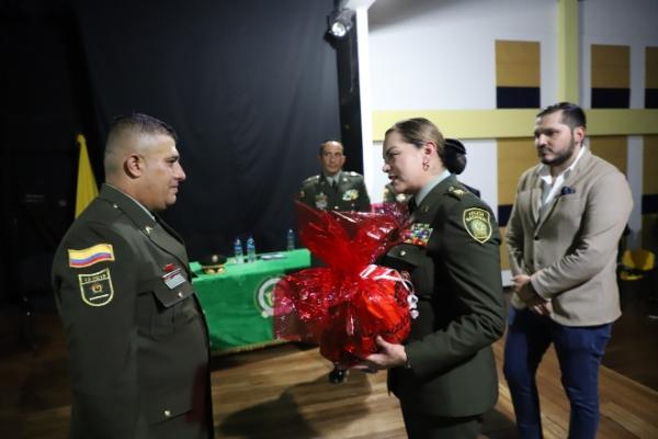 Honestidad excepcional: policía devuelve importante suma de dinero y joyas a familiares de víctimas de siniestro vial