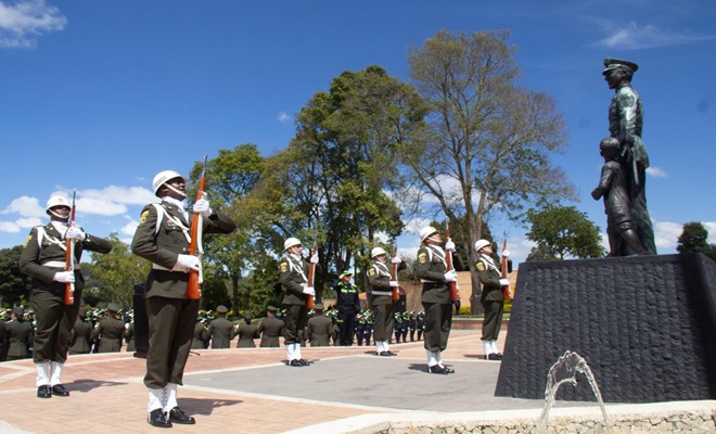 honores  frente al monumento al Sargento Mayor Luis Alberto Torres Huertas