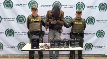 se logra la  captura de un hombre de 35 años de edad, quien fue sorprendido manipulando la caja de control de los semáforos