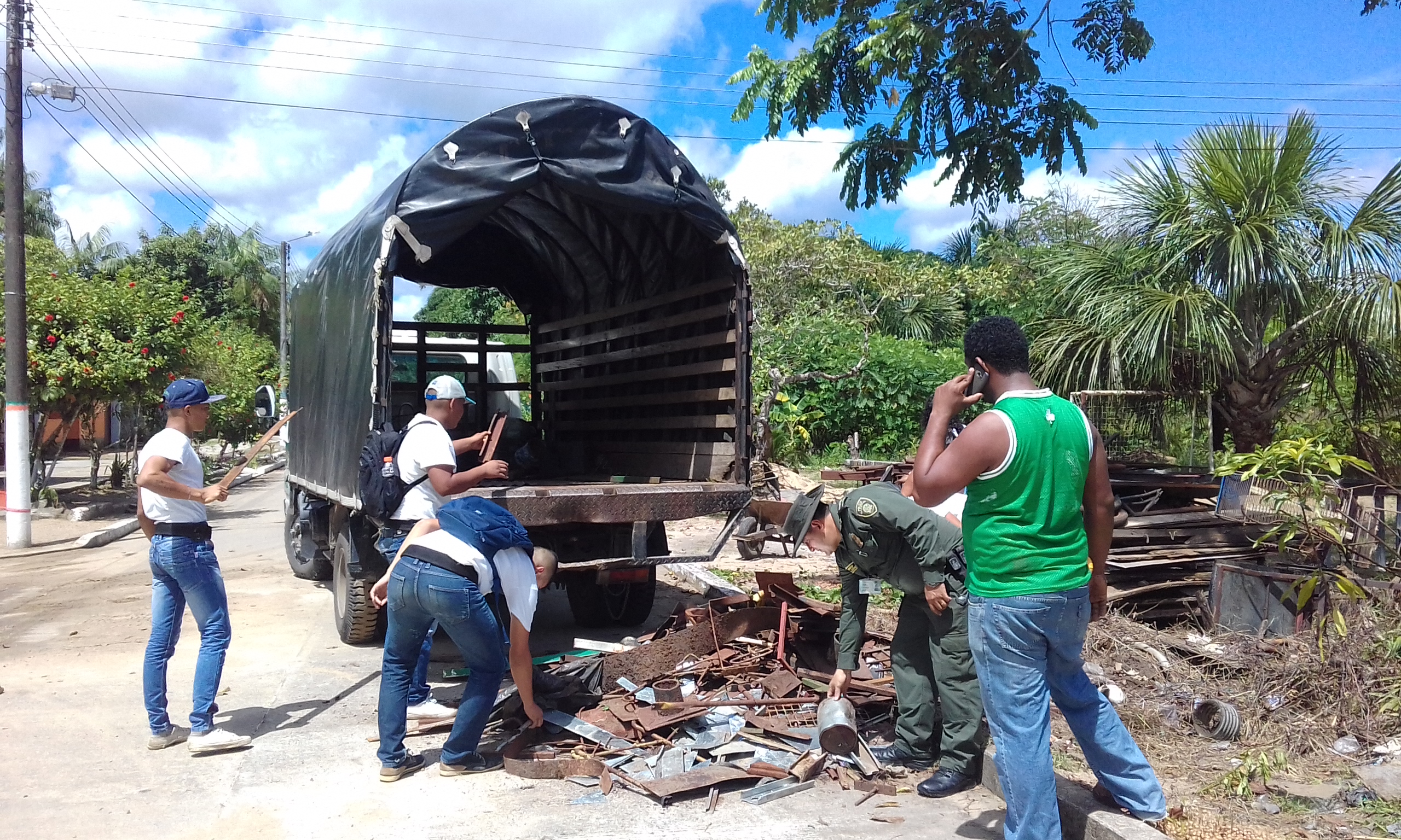la Policia Nacional se unió al reciclaton por Inírida 