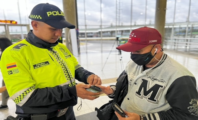 Actividad de policía al interior de Transmilenio en el sur de Bogotá