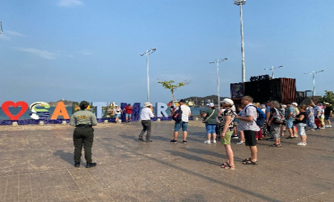 Santa-Marta-da-la-Bienvenida-a-los-turistas