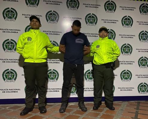 Persona capturada-policías custodiando