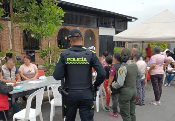 Personas reunidas con la Policía