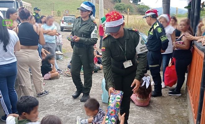 Niños, niñas y adolescentes, disfrutaron de los regalos del taller de santa