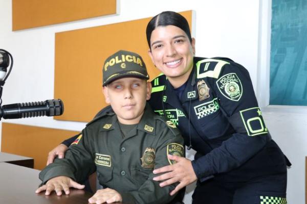 Andrés Felipe visito las instalaciones de la emisora de la Policía Nacional en la ciudad de Pereira