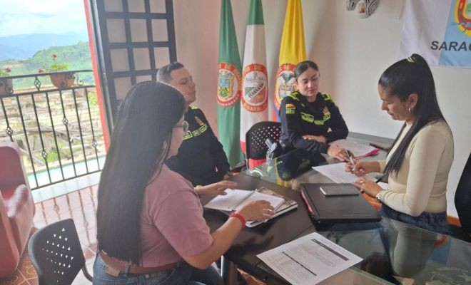 secretaria de planeacion balboa, gestora territorial policia y una uniformada de la policia 