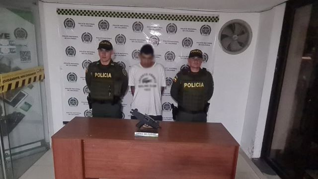 Persona capturada-policías custodiando