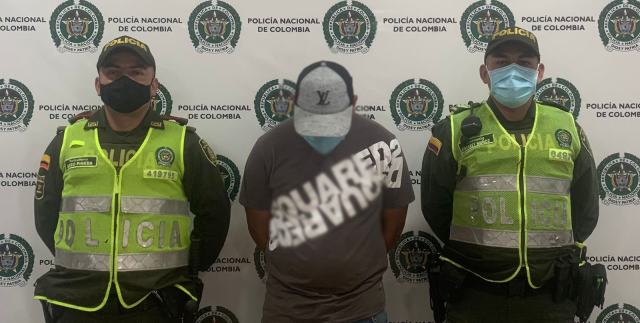 1 persona capturada-policías custodiando-elemento incautado