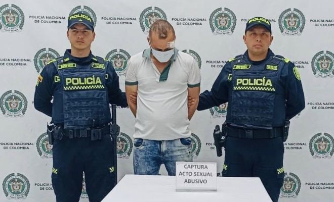 dos policías y una persona capturada por un delito sexual