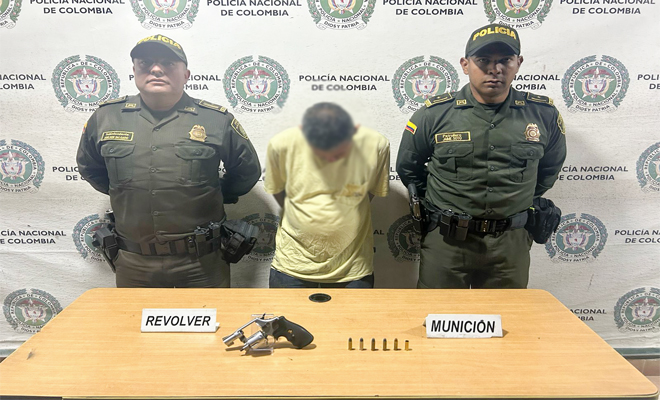 En el procedimiento policial es incautada un arma de fuego ilegal y munición para la misma 