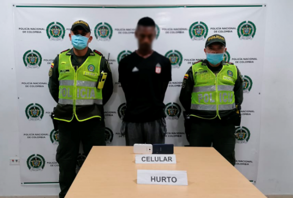 Tres-celulares-y-un-arma-de-fuego-fueron-recuperados-e-incautados-mediante-reacción-policial-en-el-barrio-Jardín