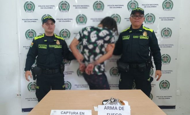 En un establecimiento público es capturado un hombre con un arma de fuego