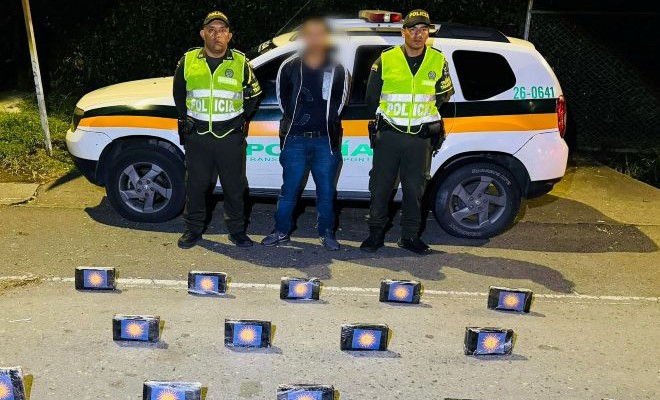 Dos policias captores, un ciudadano capturado y cocaina incautada