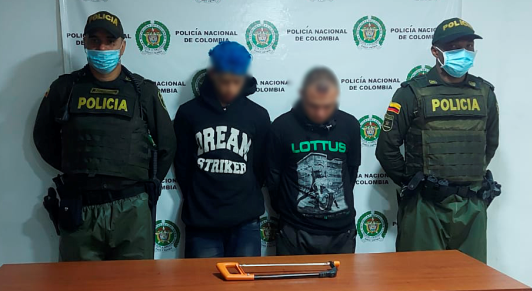 2 personas capturada-policías custodiando-elemento incautado