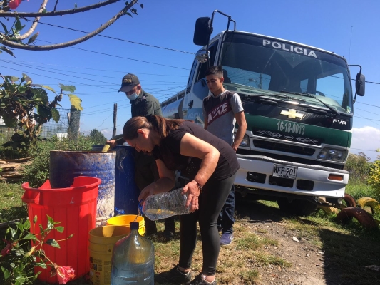 Policía repartiendo agua
