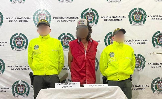 Persona capturada-policías custodiando 