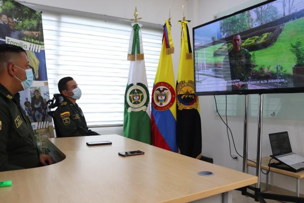 Proyección de videos de familiares de policías que se encuentran apoyando la protesta social 