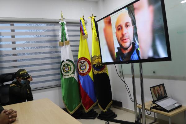 Proyección de videos de familiares de policías que se encuentran apoyando 