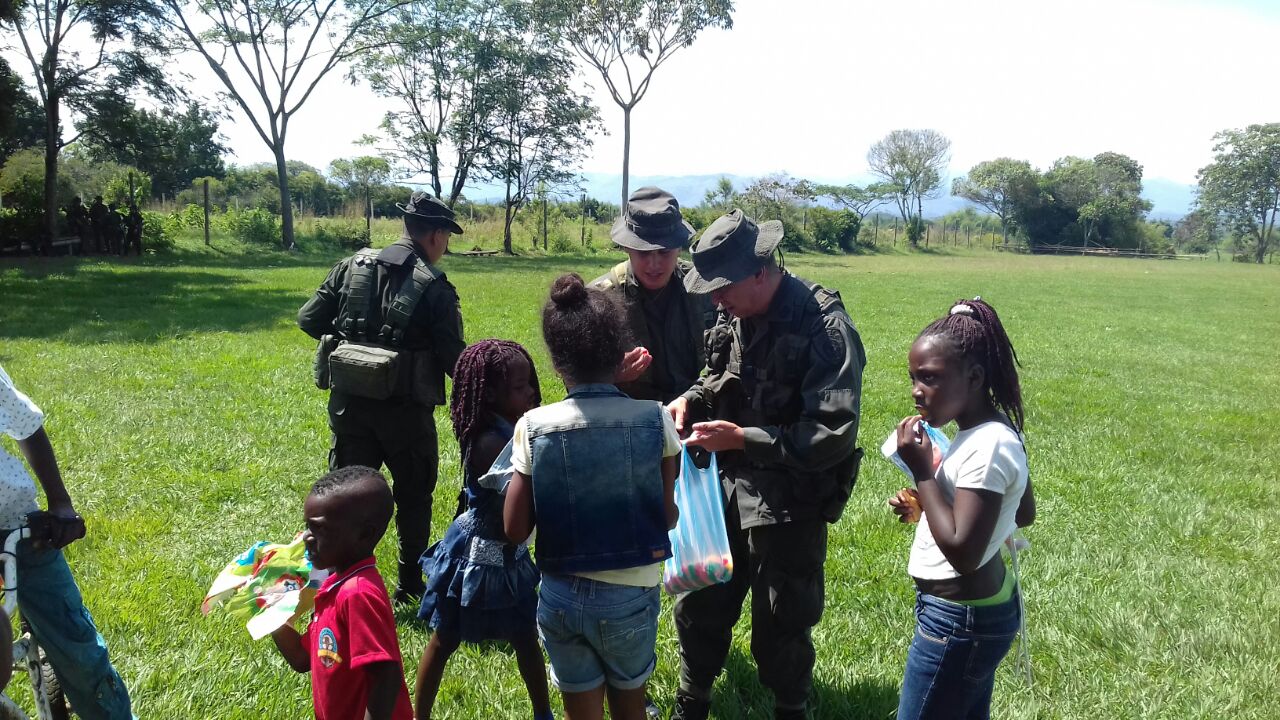 policia-carabineros-navidad-campo-colombia