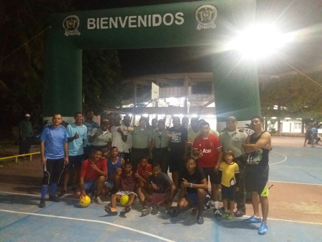 Policía y jóvenes se la juegan por la paz