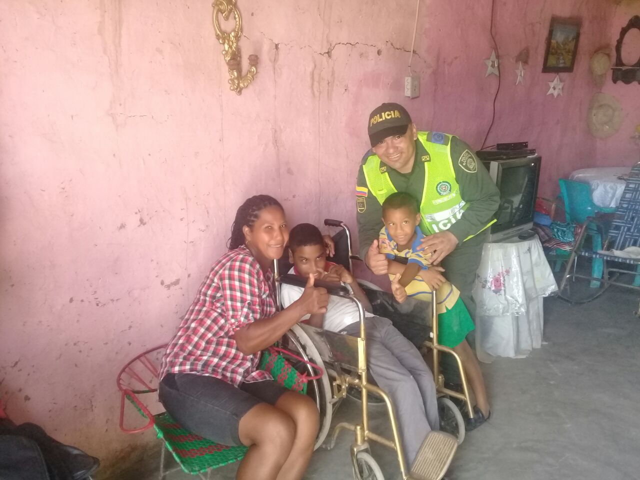 regalando sonrisas de amor a un niño discapacitado