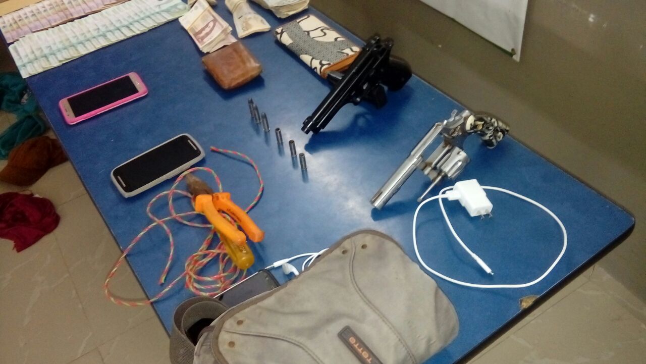 Arma de fuego incautada y dinero recuperado