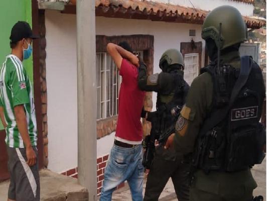 Policías requisando en vías publicas