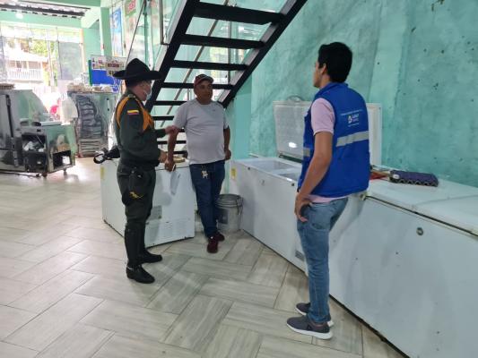 Policía verificando productos