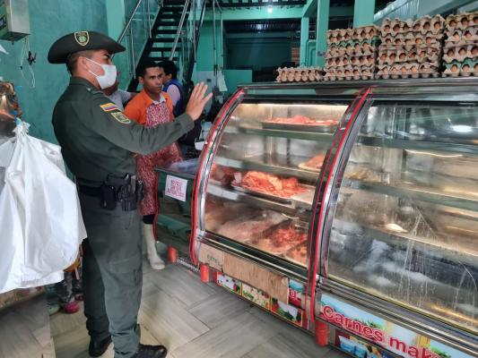 Policía verificando productos